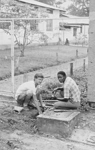 Ndolage Hospital, Nordveststiftet, Tanzania, 1986. DMS-volontør Kjeld Winter Petersen med en lokal medarbejder