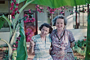 Kagera-regionen, Tanganyika (fra 1964 Tanzania). Missionærkolleger mødes - Lærer Ingeborg Møberg (tv), gift med agronom Jens Peter Møberg, og sygeplejerske Ellen Margrethe Christensen (th)