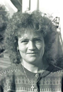 Karin Lundahl Bruun. Gift med Max Pedersen (Bruun), 1986. (Tvillinger født 1987, samt 3 børn, 1990-92-94). Plejehjemsassistent, 1988, efterfulgt af ansættelser på plejehjem i Gentofte og Sdr. Omme. Kursus på Selly Oak Colleges, Birmngham, 1991. Sammen med familie udsendt af DMS til Tanzania, 1991-93. Arbejdsopgaver: Værtinde og ’Flight follower’ hos Mission Aviation Fellowship (MAF), Dodoma. (Foto 1992)