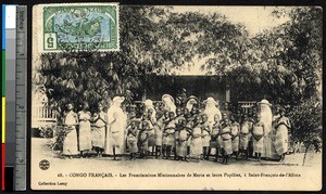 Missionary sisters with female pupils at Saint-François-de-l'Alima, Congo Republic, ca.1900-1930