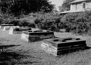 Santal Parganas, Nordindien. Pionermissionærer i Santalmissionen, Hans Peter Børresen og Lars Olsen Skrefsruds grave i Benagaria. (Foto 1982)