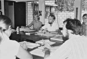 Bangladesh. DSM missionærer samlet til konference, i Saraswatipur 1981. Fra venstre: Dagny Nielsen, Iver Viftrup, Elsebeth Fischer-Nielsen. Bagfra: Tove Viftrup og Morten Larsen