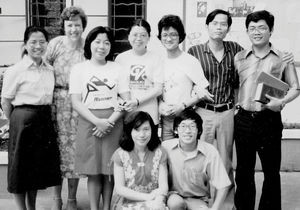 Det Lutherske Præsteseminarium i Hongkong. Missionær Birgit Norholdt sammen med sine klassekammerater. Birgit N. var studerende på Seminariet i efteråret 1977. Hun modtog undervisning i "Christian Education", Det foregik dels på kinesisk, dels engelsk