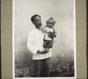 Assistant Tschung with his little son (1928)