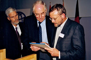 Landsmødet 1999 på Nyborg Strand. Stemmerne til sammenlægning tælles, fra venstre: Thorkild Schousboe Laursen, Ole Christiansen Sten Erik Løvgren