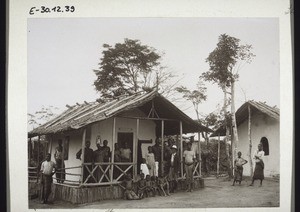 Gasthaus und Kapelle in Dukokol. Sakbayeme