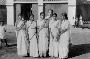 West Bengal, Nordindien. Lærere fra Narainpur Pigekostskole, 1978. Bagved står missionær Ellen Laursen