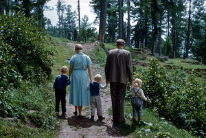 Punjab-provinsen, Pakistan. Missionærfamilie fra NWFP - på ferie i Murree. (hvem kender familien, set bagfra?)