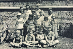 Den Norske Skole, Kathmandu, Nepal, 1982-83. Forrest fra venstre: Lars Viftrup, Christian Vestergaard, Jens Jacobsen, Martin Bo Vestergaard. Stående fra venstre: Kasper Bro Larsen, Britta Vestergaard, lærer Per Buskov, Karin Egedal, Rasmus Buskov, Christian Viftrup (bagerst), Birgitte Viftrup, Jesper Jacobsen, Karen Bro Larsen, lærer Mette Buskov, Laura Buskov