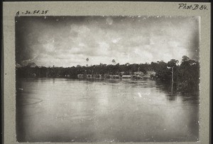 Das Dorf bei der Ueberschwemmung von der Flusseite aus gesehen