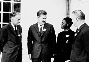 Repræsentantskabsmødet på Nyborg Strand den 13-14/10/1966. Gæster ved mødet: fra venstre generalsekretær Pilgaard Pedersen (Sudanmissionen), stiftprovst Helmer Søndergaard, pastor Kalugila og sognepræst Villy Sørensen (formand for Østerlandsmissionen)