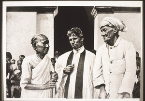 Pastor Hutten, the son of the first preacher from a harijan background, standing with the two oldest members of the congregation in Cannanore, Rachel und Abraham. They were personally acquainted with the missionar Hebrich