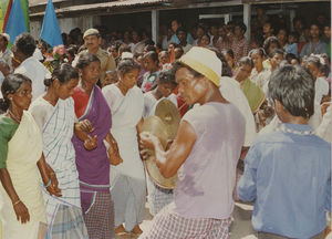 Assam, Nordindien. Mornai Tehaves 100 års jubilæum, juni 1990. Flere etniske grupper arbejder i Mornai Tehave. Her er stammefolks rituelle danse