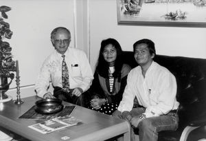 Samouen Intal, leder af FEBC i Cambodia (Radiomission) og fru Ropledo Intal - ved Demokratikonferencen, 1995. Fra venstre: Jørgen Nørgaard Pedersen, Robledo Intal og Samoeun Intal