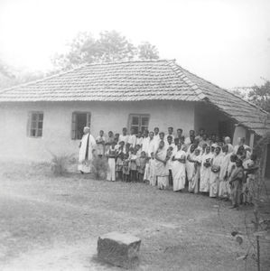 Nordindien. Pastor Hans Peter Hansen Kampp (tv) med menigheden i Nimasarai, Malda, 1947