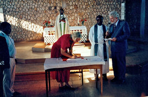 LMC-aftalen (Lutheran Mission Cooperation) underskrives i Bukoba Domkirke, 25.9.1997