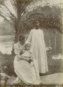 Suzanne Allégret, his son and the nanny, in Talagouga, Gabon