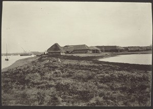 Fischerhütten a.d. Sandbank zwischen Hurpur-Fluss u.d. Meer b. Mangalur