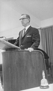 Højskoleforstander, Axel Nielsen Hoptrup, landsmødets dirigent på Nyborg Strand i Maj 1967