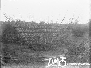 Construction of a hut, Antioka, Mozambique, ca. 1901-1915