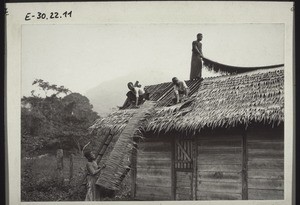 Decken des Daches eines Nebengebäudes mit Palmblättern. Station Nyasoso (Kamerun)