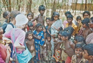 13.- Mission for børn i Indien. Diasserie 1990, "Da jeg blev velsignet af en elefant". Vi hilser på nogen af dem, der ikke kom i skole, bl.a. fordi kun 2 eller 3 af en familie med 5 børn fik mulighed for det. Resten må blive hjemme, passe huset, lave mad, og hvad der ellers er af arbejde, som skal gøres