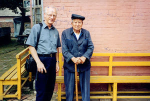 Jørgen Nørgaard Pedersen og en beboer på Dandong kirkens plejehjem (Karen Gormsens Hus)