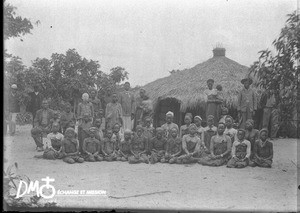 Worship service in a village near Makulane, Mozambique, 26 december 1909