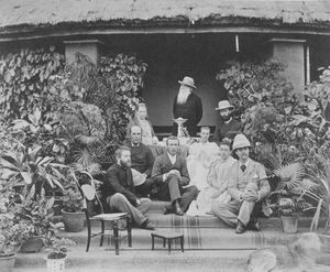 Fra venstre: Paul Olaf Bodding (N), Lars Olsen Skrefsrud (N), Caroline Børresen (D), Oscar Berg (N), Hans Peter Børresen (D), Katharina Elisabeth Heuman (D), Ernst Heuman (S), V. L. Ingeborg Bahr (D), Halfdan Bahr (N), ca. 1890. (D: Danmark - N: Norge - S: Sverige)