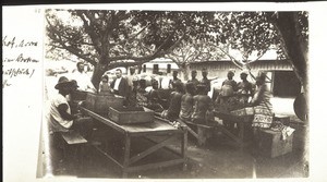 Handlungshof, Accra. (Arbeiter beim Sortieren von rohem Kautschuk); Palmölfässer