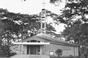 Kirken ved Makumira Præsteseminarium (Lutheran Theological College Makumira), Arusha Region, Tanzania, 1981. Seminariet blev grundlagt i 1947, og fortsatte fra 1996 som et privat universitet: Tumaini University Makumira (TUMA)