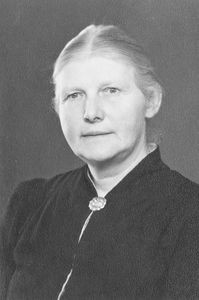 Hansine Schmidt, b. 30. 08 1890 i Tiset. Teacher 1910. Teacher in Vester og Østre Lindet. Emiss