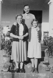 Familien Forman uden for deres bungalow i Mohulpahari, 1953. Lægemissionær Otto Forman, sammen med ægtefælle sygeplejerske Ely Forman og datteren Annelise, udsendt af Dansk Santalmission til Nordindien, 1946-1956. Arbejdssteder: Sevapur 1946. Grundlagde hospitalet i Sevapur, indviet 1948, Dumka 1951, Mohulpahari Hospital 1952