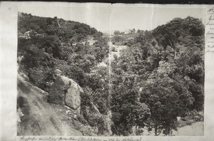 No. 20. Erste Ansicht von Coonoor wenn man vom Tiefland heraufkommt. Landstrasse von und nach Metapolliam (Eisenbahnstation am Fuss der Neilgherries)