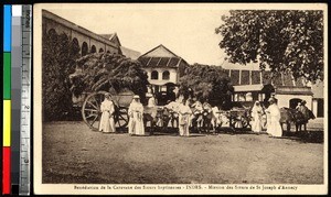 Missionaries and indigenous people in front of a caravan, India, ca.1920-1940