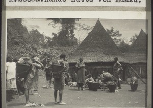 Frauen in Ngomboku, die mit Erdbohnen (wondi) zu Markte gehen