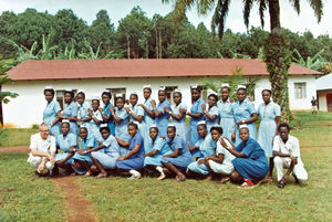 Elever på Ndolage Sygeplejeskole, Nordveststiftet, Tanzania, med Missionær og forstander, Johannes Kock (tv), 1986 (Anvendt i: Dansk Missionsblad nr 2/1989)