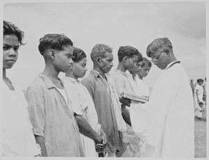 Nordindien. Dåbshandling. Pastor Arjun Murmu tilspørger dåbskandidater. (Arjun Murmu, 1910-59. Ordineret 1951)