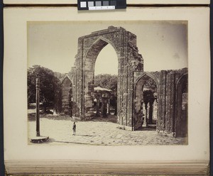 Great Arch and Iron Pillar, Delhi, ca.1900-1929