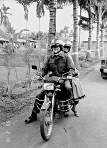 Bangladesh, 18. februar 1995. DSM missionærer Inger og Filip Engsig-Karup på motorcykel til landsbyen, hvor de bor