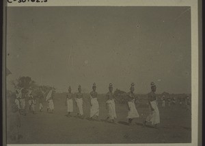 Aufzug von Opfernden am Götzenfest in Kannadirampu, Indien. Schmalz, Öl auf dem Kopfe tragend zum Salben der Götzen