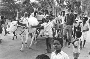 Filmprojekt: Idet I lærer dem... Filmoptagelserne var ikke altid lette, bl.a. måtte en del af transporten foregå med oksekærre. En film om DMS-støttet skolearbejde i Arcot, Sydindien, 1978. (findes på YouTube)