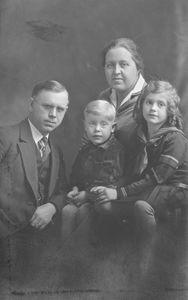 Lægemissionær Eskild Karl Eskildsen og fru Louise Marie Eskildsen med deres børn: Edward Karl og Lucile Marie. Foto 1930. (Udsendt af DMS til Suihua-fu, Kina,1922-40)