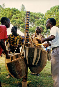 ELCT, Nordveststiftet, Tanzania. Undervisning på Ruhija Musikskole, REA, 1997. Der benyttes afrikanske musikinstrumenter – her store kirketrommer. (Anvendt i bog af Knud Ochsner: HÅND I HÅND - mission og partnerskab i Tanzania, 2006 (s.148)