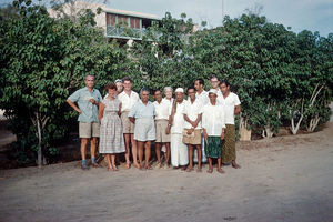 Bibelstudiegruppe i Crater, Aden i 1962. Fra venstre Richard Madsen, Inge Tranholm-Mikkelsen, Karen Olsen, Verner Tranholm-Mikkelsen, Dr. Affara, ?,?, Mubarak Ibrahim, Mohammad Ali Murshid, Ali Nagy, ?, og Beihani in 1962