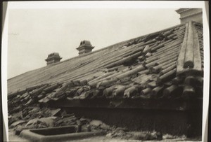 Taifunschaden am Dach; 75 Menschenleben eingebüsst;17/8/36 Hkg; wegen starken Nachwinden konnte der Fotograf (Kaufmann) nur in Kniestellung aufnehmen weil man aufrecht nicht den Apparat stillhalten konnte