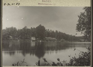 Das Dorf Pahandut. (Im Vordergrund Badehäuschen, Boote & Händlerniederlassungen). Das weisse Haus ist das Logierhaus f. Fremde