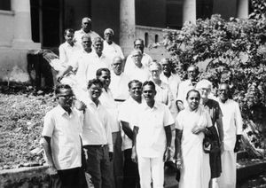 Fra Tirukoilur Hospital?, Tamil Nadu, Sydindien, december 1974. Arbat kirkeråd. DMS missionærer: Lydia Larsen (midt i billedet) og søster Ingeborg Depping (til højre). Anvendt i: Dansk Missionsblad nr 12/1975