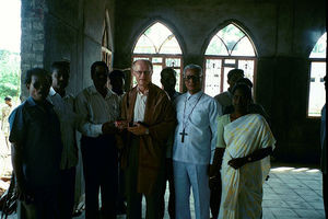 Besøg i den nyopførte Transfiguration Church i Pondicherry, november 2001. Bishop John Franklin og Jørgen Nørgaard Pedersen i forreste række og pastor Raja Socrates nr. 2 fra venstre