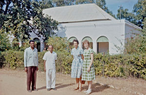 Nordindien. Muligvis (?) Gora C.Tudu fra Kaerabani Gymnasium (i midten) med de svenske missionærer, Ada Wittander og Elsa Philquist, der var udsendt af KMA til Nordindien. Arbejdssteder: Cooch Behar og Dinhata, hvor der blev oprettet en stor pigekostskole. Ada Wittander var udsendt 1947-74, og Elsa Philquist 1938-68. (Svensk KMA og Santalmissionen havde samarbejde om missionen i Cooch Behar, og fra 1950 hørte kirken her under NELC)